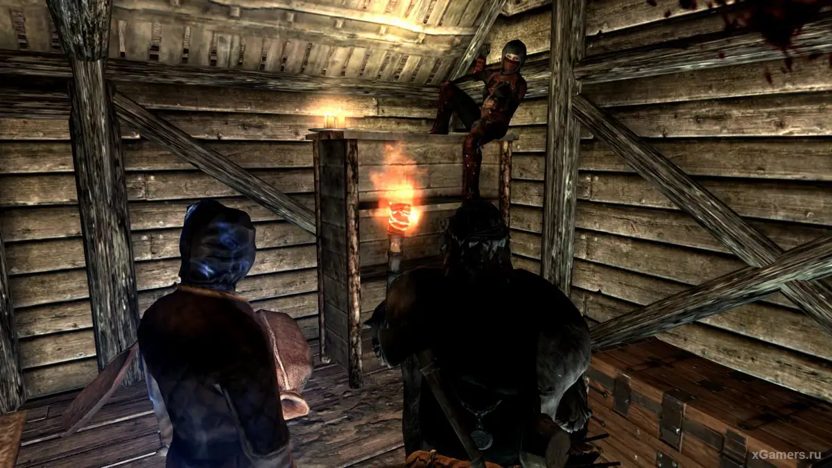Astrid assise sur une armoire dans une cabane abandonnée
