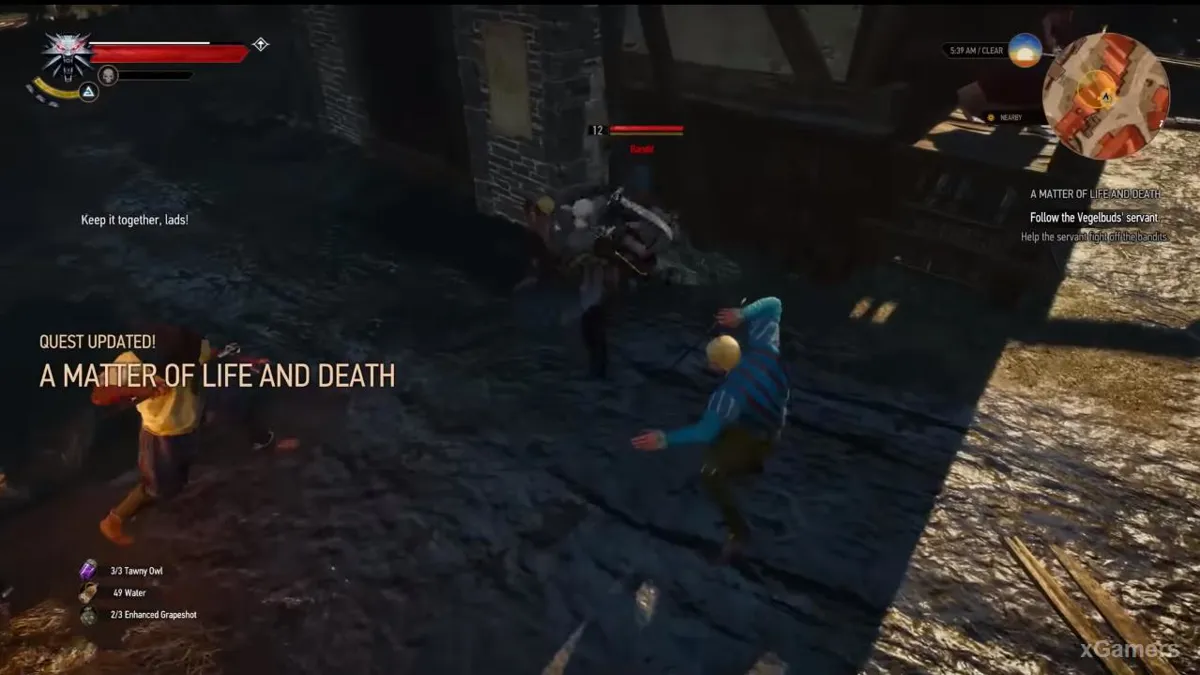 Attention, sous l'arche, Geralt et le serviteur se font attaquer