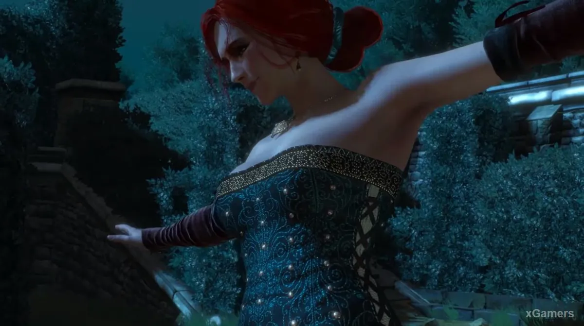 Triss marche sur le rebord de la fontaine