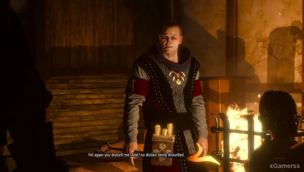 Geralt confronte le prêtre Pastodi armé d'un tisonnier chauffé à blanc