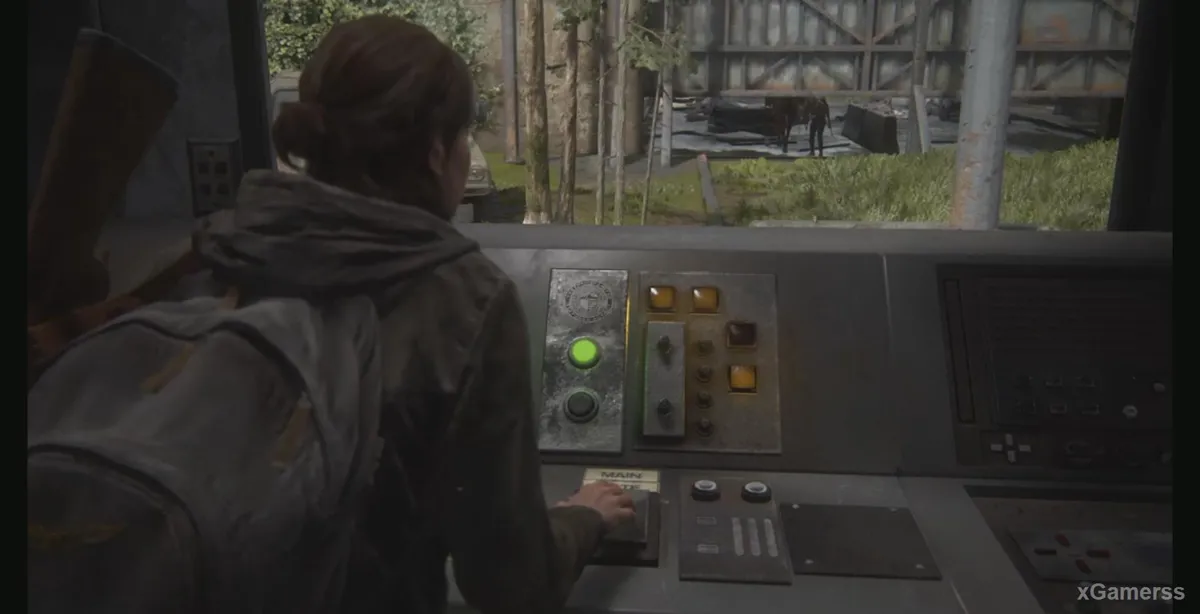 Ellie court d'une porte à l'autre et explore les lieux à la recherche de carburant